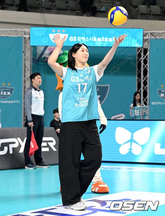 무회전 완벽 시구를 펼친 '리틀 김연경'