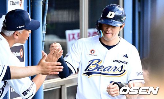 [OSEN=잠실, 조은정 기자]15일 서울 잠실야구장에서 2025 신한 SOL Bank KBO리그 두산 베어스와 키움 히어로즈의 경기가 열렸다.이날 홈팀 두산은 곽빈을, 원정팀 키움은 정현우를 선발 투수로 내세웠다.4회말 2사 3사 3루 키움 3루수 송성문이 두산 김기연의 땅볼에 포구 실책을 범했다. 실책을 틈타 3루주자 김재환이 득점을 올린 뒤 더그아웃에서 환영을 받고 있다. 2025.06.15 /cej@osen.co.kr