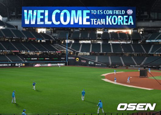 [OSEN=손용호 기자] 29일 일본 에스콘필드 홋카이도에서 ‘한일 드림 플레이어즈 게임’에 참가한 한국 선수들이 가볍게 몸을 풀었다.이 게임은 한국과 일본 프로야구를 대표했던 스타들이 총  출동해 양국의 우정을 이어간다.구대성이 외야에서 몸을 풀고 있다./spjj@osen.co.kr