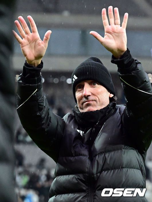 [OSEN=상암월드컵경기장, 조은정 기자] 전북현대가 끝내 정상에 섰다. 연장전 혈투 끝에 광주FC를 2-1로 꺾고 2025 하나은행 코리아컵 우승을 차지했다. 120분 동안 퇴장·부상·논란 상황이 뒤섞인 결승전이었지만, 마지막에 웃은 팀은 전북이었다.전북현대는 6일 오후 1시 30분 서울월드컵경기장에서 열린 2025 하나은행 코리아컵 결승전에서 광주FC와 맞붙어 2-1로 승리했다.전북 타노스 코치가 서포터즈를 향해 인사하고 있다. 2025.12.06 /cej@osen.co.kr
