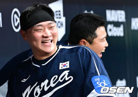 [OSEN=고척, 최규한 기자] 9일 서울 구로구 고척스카이돔에서 ‘2025 NAVER K-BASEBALL SERIES’ 대한민국 야구 대표팀과 체코 야구 대표팀의 평가전이 열렸다. 9회초 무사 1루 상황 한국 이재원이 달아나는 중월 투런포를 날리고 홈을 밟은 뒤 한동희와 인사를 나누며 미소짓고 있다. 2025.11.09 / dreamer@osen.co.kr