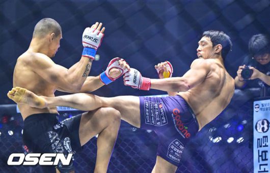 [OSEN=장충체, 박준형 기자] 7일 오후 서울 장충체육관에서 ‘굽네 로드FC 075’가 진행됐다. 웰터급 타이틀전 윤태영이 발차기 공격을 하고 있다. 2025.12.07 / soul1014@osen.co.kr