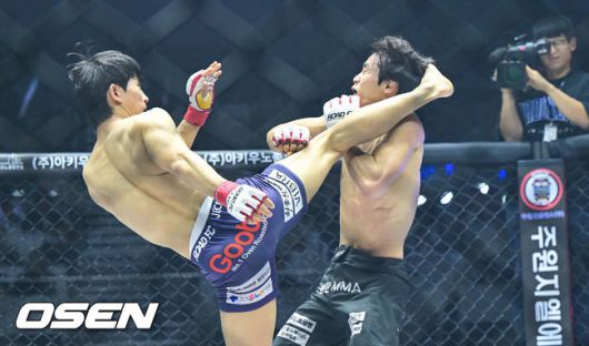 [OSEN=장충체, 박준형 기자] 7일 오후 서울 장충체육관에서 ‘굽네 로드FC 075’가 진행됐다. 페더급 매치 천승무가 공격을 하고 있다. 2025.12.07 / soul1014@osen.co.kr