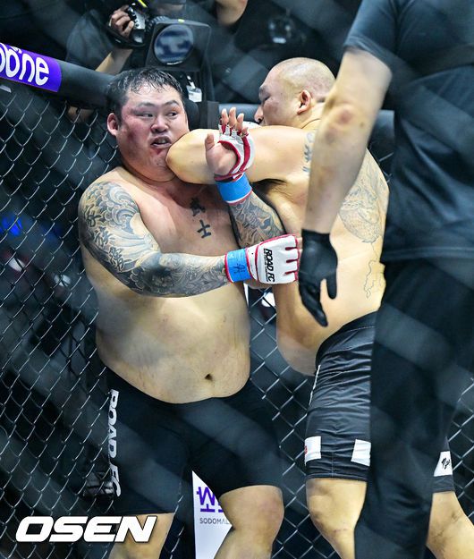 [OSEN=장충체, 박준형 기자] 7일 오후 서울 장충체육관에서 ‘굽네 로드FC 075’가 진행됐다. 무제한급 매치 허재혁이 엘보우 공격을 하고 있다. 2025.12.07 / soul1014@osen.co.kr