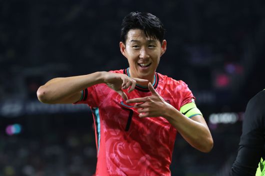 [OSEN=대전, 최규한 기자] 14일 오후 대전월드컵경기장에서 대한민국과 볼리비아의 축구 국가대표팀 평가전이 열렸다.홍명보호는 내년 6월 열리는 2026 국제축구협회(FIFA) 북중미월드컵을 앞두고 월드컵 남미 예선에서 7위를 거두며 플레이오프에 진출한볼리비아를 상대로 본선에서의 경쟁력을 시험할 기회를 갖는다.후반 한국 손흥민이 프리킥으로 선제골을 작렬시킨 뒤 동료들과 기뻐하고 있다. 2025.11.14 / dreamer@osen.co.kr