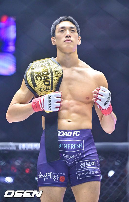 [OSEN=장충체, 박준형 기자] 7일 오후 서울 장충체육관에서 ‘굽네 로드FC 075’가 진행됐다. 올해의 마지막 대회인만큼 웰터급 타이틀전에서 승리한 윤태영이 챔피언 벨트를 들고 포즈를 취하고 있다. 2025.12.07 / soul1014@osen.co.kr