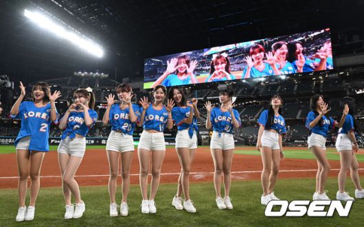 [OSEN=손용호 기자] 30일 일본 에스콘필드 홋카이도에서 ‘한일 드림 플레이어즈 게임’이 열려 한국이 이대호의 홈런을 앞세워 7-1로 승리했다.이 게임은 한국과 일본 프로야구를 대표했던 스타들이 총  출동해 양국의 우정을 이어간다.치어리더들이 팬들에게 인사를 하고 있다./spjj@osen.co.kr