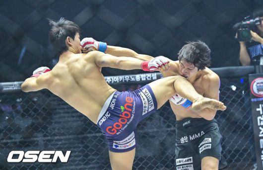 [OSEN=장충체, 박준형 기자] 7일 오후 서울 장충체육관에서 ‘굽네 로드FC 075’가 진행됐다. 페더급 매치 천승무와 이순주가 공격을 주고 받고 있다. 2025.12.07 / soul1014@osen.co.kr