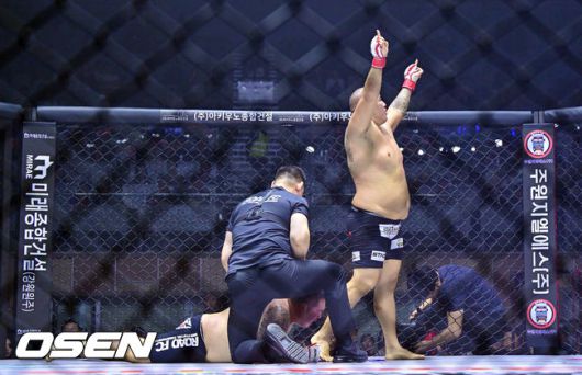 [OSEN=장충체, 박준형 기자] 7일 오후 서울 장충체육관에서 ‘굽네 로드FC 075’가 진행됐다. 무제한급 매치 승리한 허재혁이 환호하고 있다. 2025.12.07 / soul1014@osen.co.kr