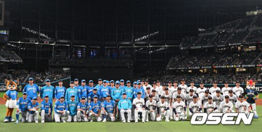 [OSEN=손용호 기자] 30일 일본 에스콘필드 홋카이도에서 ‘한일 드림 플레이어즈 게임’이 열려 한국이 이대호의 홈런을 앞세워 7-1로 승리했다.이 게임은 한국과 일본 프로야구를 대표했던 스타들이 총  출동해 양국의 우정을 이어간다.선수들이 경기가 끝나고 기념사진을 찍고 있다./spjj@osen.co.kr