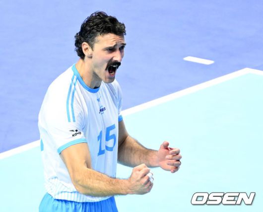 경기에 앞서 2R MVP 시상식 가진 러셀