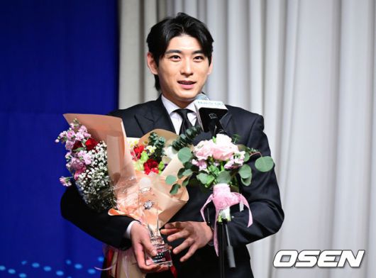 [OSEN=최규한 기자] 8일 오전 서울 청담동 리베라호텔에서 ‘2025 일구상 시상식’이 열렸다.이번 일구상은 최고 투수상 삼성 원태인, 최고 타자상 키움 송성문, 신인왕으로 KT 안현민 등을 선정했다.메이저리거 이정후가 특별 공로상을 수상한 뒤 소감을 전하고 있다. 2025.12.08 / dreamer@osen.co.kr