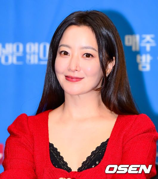 [OSEN=지형준 기자] 10일 오후 서울 상암 스탠포드호텔에서TV CHOSUN새 월화미니시리즈‘다음생은 없으니까’제작발표회가 열렸다.‘다음생은 없으니까’(연출 김정민/극본 신이원/제작 티엠이그룹,퍼스트맨스튜디오,메가폰)는 매일 같은 하루,육아 전쟁과 쳇바퀴 같은 직장생활에 지쳐가는,마흔 하나 세 친구의 더 나은‘완생’을 위한 좌충우돌 코믹 성장기다.배우 김희선이 간담회를 하고 있다. 2025.11.10 /jpnews@osen.co.kr