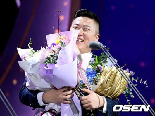 [OSEN=최규한 기자] 13일 오후 서울 삼성동 코엑스 오디토리움에서 ‘2024 신한 SOL뱅크 KBO 골든글러브’ 시상식이 열렸다.2024년 프로야구 포지션별 최고의 선수를 가리는 골든들러브 시상식은 투수, 포수, 지명타자, 1루수, 2루수, 3루수, 유격수, 및 외야수 등 총 10개 부문의 수상자를 선정한다.골든글러브 지명타자 부문을 거머쥔 KIA 최형우가 소감을 전한 뒤 미소짓고 있다. 2024.12.13 / dreamer@osen.co.kr