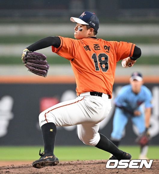 [OSEN=대전, 이대선 기자] 2일 오후 대전 한화생명볼파크에서 ‘제3회 한화이글스배 고교vs대학 올스타전’이 열렸다.올해로 3회째를 맞는 한화이글스배 고교vs대학 올스타전은 한화 구단과 KBSA가 공동으로 주최하는 이벤트 경기다.8회말 고교팀 박준현이 역투하고 있다. 2025.06.02 /sunday@osen.co.kr