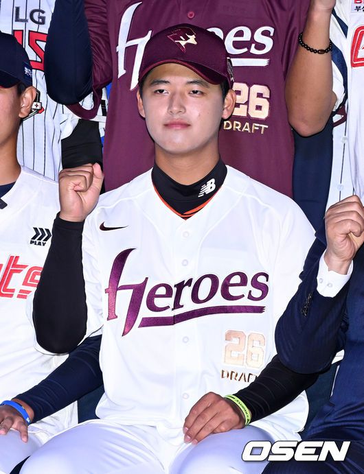 [OSEN=이대선 기자] 17일 오후 7일 오후 서울 롯데호텔 월드에서 ‘2026 KBO 신인 드래프트’가 열렸다.이번 드래프트는 전면 드래프트 방식으로 총 11라운드에 걸쳐 진행된다. 대상자는 총 1천261명으로, 고등학교 졸업 예정자 930명, 대학교 졸업 예정자 216명, 얼리 드래프트 신청자 51명, 해외 아마추어·프로 출신 선수 19명이다. 이 중 최대 110명이 KBO 10개 구단의 부름을 받게 된다.키움에 지명된 북일고 박준현이 기념촬영을 가지고 있다. 2025.09.17 /sunday@osen.co.kr