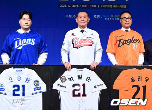 [OSEN=최규한 기자] 8일 오전 서울 청담동 리베라호텔에서 ‘2025 일구상 시상식’이 열렸다.이번 일구상은 최고 투수상 삼성 원태인, 최고 타자상 키움 송성문, 신인왕으로 KT 안현민 등을 선정했다.박철순, 송진우, 오승환이 일구회 21번 영구결번 착장식을 가지며 포즈를 취하고 있다. 2025.12.08 / dreamer@osen.co.kr