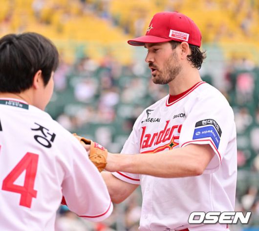 [OSEN=인천, 민경훈 기자] 15일 오후 인천 SSG랜더스필드에서 ‘2025 신한 SOL Bank KBO리그’ SSG 랜더스와 NC 다이노스의 경기가 열렸다.SSG는 앤더슨을, NC는 신민혁을 선발로 내세웠다.1회초를 마친 SSG 선발 앤더슨이 덕아웃에서 최정과 하이파이브를 하고 있다. 2025.05.15 / rumi@osen.co.kr