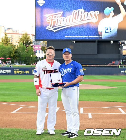 [OSEN=광주, 이대선 기자] 10일 오후 광주-기아 챔피언스필드에서 2025 신한 SOL Bank KBO리그 KIA 타이거즈와 삼성 라이온즈의 경기가 열렸다.KIA는 네일, 삼성은 가라비토를 선발 투수로 내세웠다.경기에 앞서 삼성 오승환의 은퇴투어 행사가 열렸다.KIA 최형우와 오승환이 기념촬영을 하고 있다. 2025.09.10 /sunday@osen.co.kr