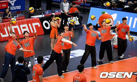 [OSEN=부산, 이석우 기자] 9일 부산 강서실내체육관에서 진에어 2025-2026 V리그 남자부 OK저축은행과 KB손해보험의 경기가 열린다. 홈 2연승을 기록중인 OK저축은행이 이번 경기에서도 승리, 연승을 이어갈지 기대된다.롯데 자이언츠 신동건 등 신인 선수들이 OK저축은행 경기를 찾아 승리 기원 시구를 하고 있다. 2025.12.09 / foto0307@osen.co.kr