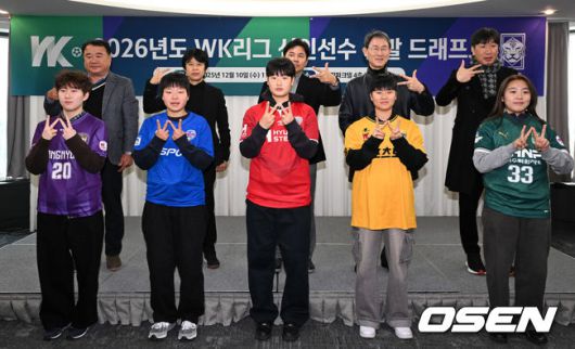 [OSEN=조은정 기자]2026년도 WK리그 신인선수 선발 드래프트가 서울 송파구 올림픽파크텔에서 열렸다.드래프트 지명은 매 라운드 그해 리그 구단 성적순으로 추첨해 순서를 선정한다. 창녕WFC 김규연(앞줄 왼쪽부터), 화천KSPO 고은빈, 인천현대제철 조어진, 세종스포츠토토 윤민지, 경주한국수력원자력 양다민과 화천KSPO 강선미 감독, 인천현대제철 허정재 감독, 세종스포츠토토 윤덕여 감독을 비롯한 구단 관계자들이 포즈를 취하고 있다. 2025.12.10 /cej@osen.co.kr