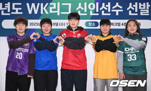 [OSEN=조은정 기자]2026년도 WK리그 신인선수 선발 드래프트가 서울 송파구 올림픽파크텔에서 열렸다.드래프트 지명은 매 라운드 그해 리그 구단 성적순으로 추첨해 순서를 선정한다. 창녕WFC 김규연(왼쪽부터), 화천KSPO 고은빈, 인천현대제철 조어진, 세종스포츠토토 윤민지, 경주한국수력원자력 양다민이 포즈를 취하고 있다. 2025.12.10 /cej@osen.co.kr