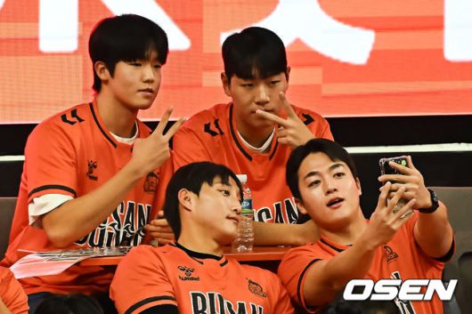 [OSEN=부산, 이석우 기자] 9일 부산 강서실내체육관에서 진에어 2025-2026 V리그 남자부 OK저축은행과 KB손해보험의 경기가 열린다. 홈 2연승을 기록중인 OK저축은행이 이번 경기에서도 승리, 연승을 이어갈지 기대된다.롯데 자이언츠 신동건 등 신인 선수들이 OK저축은행 경기를 찾아 기념촬영을 하고 있다. 2025.12.09 / foto0307@osen.co.kr