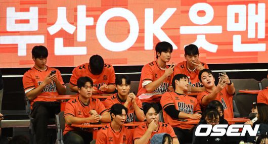 [OSEN=부산, 이석우 기자] 9일 부산 강서실내체육관에서 진에어 2025-2026 V리그 남자부 OK저축은행과 KB손해보험의 경기가 열린다. 홈 2연승을 기록중인 OK저축은행이 이번 경기에서도 승리, 연승을 이어갈지 기대된다.롯데 자이언츠 신동건 등 신인 선수들이 OK저축은행 경기를 찾아 기념촬영을 하고 있다. 2025.12.09 / foto0307@osen.co.kr