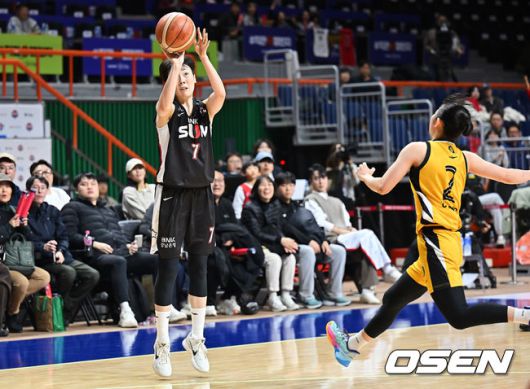 [OSEN=부산, 이석우 기자] 10일 부산 사직실내체육관에서 BNK금융 2025~2026 여자프로농구 부산 BNK와 청주 KB스타즈의 경기가 열렸다. 공동 2위를 노리는 BNK와 단독 2위로 격차를 벌리려는 KB스타즈가 맞대결을 펼쳤다.부산 BNK 박혜진이 청주 KB스타즈 허예은의 마크를 피해 3점슛을 시도하고 있다. 2025.12.10 / foto0307@osen.co.kr