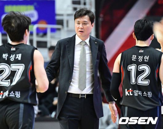 [OSEN=수원, 최규한 기자] 24일 오후 경기도 수원 KT 아레나에서 ‘2024-2025 KCC 프로농구’ 수원 KT와 안양 정관장의 경기가 열렸다.홈팀 KT는 16승 14패로 5위, 정관장은 8승 23패로 10위를 마크하고 있다.2쿼터, KT 송영진 감독이 작전타임 때 선수들을 맞이하고 있다. 2025.01.24 / dreamer@osen.co.kr