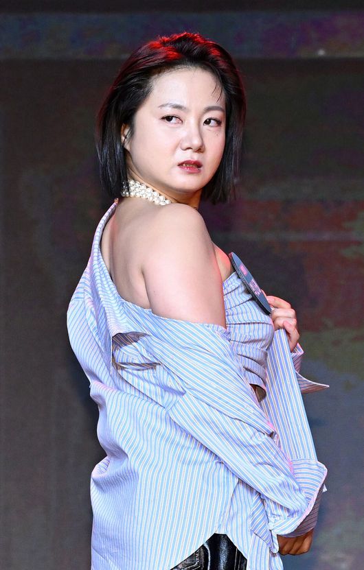 [OSEN=이대선 기자] 14일 오전 서울 동대문 브이스페이스에서 넷플릭스 예능 ‘코미디 리벤지’ 제작발표회가 열렸다.‘코미디 리벤지’는 ‘코미디 로얄’ 우승팀 이경규팀이 판을 깔고 K-코미디 대표주자들이 각잡고 웃음 터뜨리는 코미디 컴피티션이다.코미디언 박나래가 포토타임을 가지고 있다. 2024.10.14 /sunday@osen.co.kr