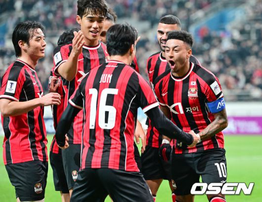 [OSEN=서울월드컵경기장, 박준형 기자] 10일 오후 서울월드컵경기장에서 2025~2026시즌 아시아축구연맹(AFC) 챔피언스리그 엘리트(ACLE) 리그 스테이지 FC서울과 멜버른 시티의 경기가 진행됐다.FC서울은 (2승 2무 1패 승점 8)로 4위이며, 승점 1점 차로 2위에 있는 멜버른 시티(3승 2패 승점 9점)를 상대로 승리할 경우 2위로 올라설 수 있다.전반 FC서울 린가드가 선제골을 넣고 어시스트 기록한 최준과 기뻐하고 있다. 2025.12.10 / soul1014@osen.co.kr