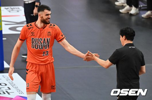 [OSEN=부산, 이석우 기자] 12일 부산 강서실내체육관에서 진에어 2025-2026 V리그 남자부 OK저축은행과 대한항공의 경기가 열렸다. 남자배구에서 파죽의 10연승을 달리는 대한항공과 '상위팀 킬러'로 통하는 OK저축은행이 외나무다리 대결을 펼쳤다.OK저축은행 디미트로프가 득점에 성공하고 신영철 감독과 하이파이브를 하고 있다. 2025.12.12 / foto0307@osen.co.kr