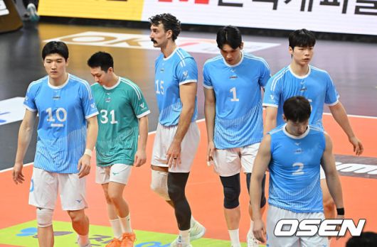[OSEN=부산, 이석우 기자] 12일 부산 강서실내체육관에서 진에어 2025-2026 V리그 남자부 OK저축은행과 대한항공의 경기가 열렸다. 남자배구에서 파죽의 10연승을 달리는 대한항공과 '상위팀 킬러'로 통하는 OK저축은행이 외나무다리 대결을 펼쳤다.대한항공 선수들이 1세트에 이어 2세트도 패한 후 어두운 표정을 짓고 있다. 2025.12.12 / foto0307@osen.co.kr
