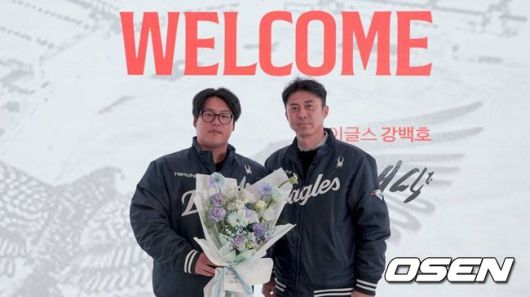 [OSEN=대구, 이석우 기자] 22일 대구 삼성라이온즈파크에서 2025 신한 SOL뱅크 KBO 플레이오프 삼성 라이온즈와 한화 이글스의 4차전 경기가 열렸다. 홈팀 삼성은 원태인이, 방문팀 한화는 정우주가 선발 투수로 출전했다. 한화 이글스 김범수가 4회말 2사 2루 삼성 라이온즈 박병호를 스트라이크 낫아웃(포수 태그아웃)으로 잡고 기뻐하고 있다. 2025.10.22 / foto0307@osen.co.kr