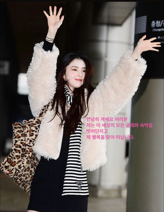 [OSEN=김포공항, 민경훈 기자] 배우 한소희가 13일 오후 브랜드행사참석차 김포국제공항을 통해 중국 상하이로 출국했다.한편, 한소희는 배우 전종서와 함께 내년 초 개봉 예정인 영화 '프로젝트 Y'에 출연한다.한소희가 출국길에 오르며 포즈를 취하고 있다. 2025.12.13 /rumi@osen.co.kr