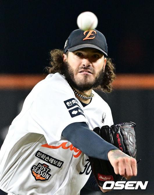 [OSEN=대전, 이대선 기자] 24일 오후 대전 한화생명볼파크에서 2025 신한 SOL Bank KBO리그 포스트시즌 플레이오프 5차전 한화 이글스와 삼성 라이온즈의 경기가 열렸다.한화는 코디 폰세, 삼성은 최원태를 선발 투수로 내세웠다.1회초 무사에서 한화 선발투수 폰세가 역투하고 있다. 2025.10.24 /sunday@osen.co.kr