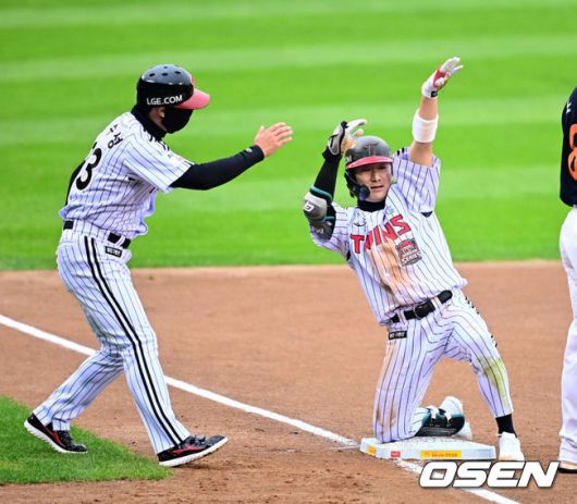 [OSEN=잠실, 지형준 기자] 26일 오후 서울 잠실야구장에서 2025 신한 SOL Bank KBO리그 포스트시즌 한국시리즈 1차전 LG 트윈스와 한화 이글스의 경기가 열렸다.LG는 앤더스 톨허스트, 한화는 문동주를 선발 투수로 내세웠다.5회말 1사에서 LG 신민재가 중견수 뒤 3루타를 날리며 기뻐하고 있다. 2025.10.26 /jpnews@osen.co.kr