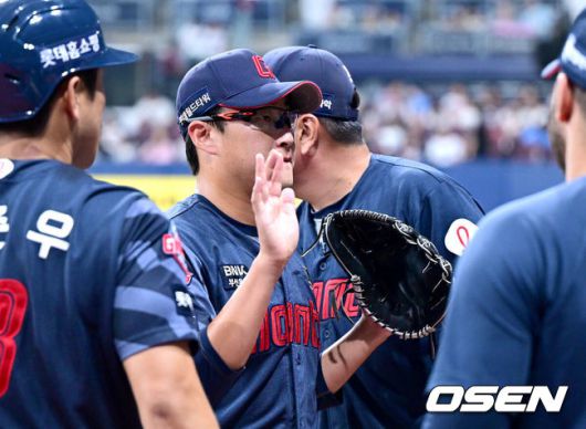 [OSEN=고척, 최규한 기자] 3일 오후 서울 고척스카이돔에서 ‘2025 신한 SOL Bank KBO리그’ 키움 히어로즈와 롯데 자이언츠의 경기가 열렸다.홈팀 키움은 정세영, 방문팀 롯데는 박세웅을 선발로 내세웠다.4회말 키움 공격을 무실점으로 막아낸 롯데 선발 박세웅이 더그아웃으로 향하며 동료들과 인사를 나누고 있다. 2025.08.03 / dreamer@osen.co.kr