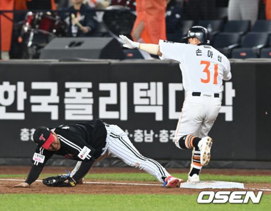 [OSEN=대전, 손용호 기자] 30일 대전 한화생명볼파크에서 2025 신한 SOL Bank KBO리그 포스트시즌 한국시리즈 4차전 한화 이글스와 LG 트윈스의 경기가 열렸다.이날 경기에 한화는 와이스를, LG는 치리노스를 선발투수로 내세웠다. 3회초 1사 손아섭이 내야안타로 진루하고 있다.  2025.10.30/spjj@osen.co.kr