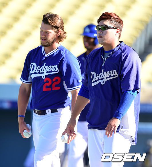 [OSEN=다저스타디움(LA 미국 캘리포니아주), 지형준 기자] 5일(이하 한국시간) 미국 캘리포니아주 로스앤젤레스 다저스타디움에서 LA 다저스와 세인트루이스 카디널스의 디비전시리즈(NLDS·5전3승제) 2차전이 열렸다.경기에 앞서 다저스 커쇼, 류현진이 타격 훈련을 마치고 볼을 줍고 있다.1차전에서 다저스는 에이스 클레이튼 커쇼가 6⅔이닝 8피안타(2홈런) 8실점으로 무너지며 카니널스에 9-10으로 패했다. 다저스로서는 2차전을 반드시 잡아야 한다. 2차전까지 놓치면 수세에 몰린다. 그레인키 이후 등판하는 류현진의 3차전이 시리즈 향방을 가늠하는 일전이 될 가능성이 높아졌다. /jpnews@osen.co.kr