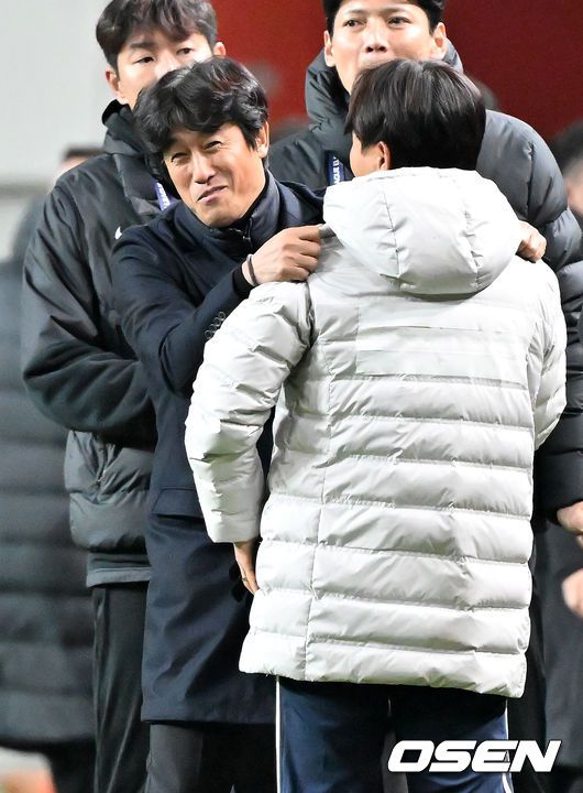 [OSEN=서울월드컵경기장, 민경훈 기자] 4일 오후 서울 상암동 서울월드컵경기장에서 '2025-2026 아시아축구연맹(AFC) 챔피언스리그 엘리트(ACLE) 리그' 스테이지 4차전 FC서울과 청두 룽청의 경기가 진행됐다.이 경기에서 양 팀은 0-0 무승부를 기록했다.청두 서정원 감독이 서울 김기동 감독과 포옹을 하고 있다. 2025.11.04 / rumi@osen.co.kr