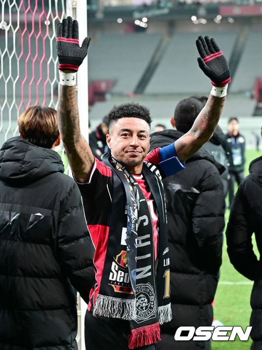 [OSEN=서월월드컵경기장, 박준형 기자] 제시 린가드(33, 서울)의 라스트 댄스는 무승부로 끝났다.FC서울은 10일 오후 서울월드컵경기장에서 2025~2026시즌 아시아축구연맹(AFC) 챔피언스리그 엘리트(ACLE) 리그 스테이지에서 린가드의 선제골이 터졌지만 지키지 못하고 멜버른 시티와 1-1로 비겼다.서울(2승3무1패, 승점 9)은 5위로 밀렸다. 멜버른 스티(3승1무2패, 승점 10점)는 4위다.경기종료 후 FC서울 린가드 고별행사에서 린가드가 팬들에게 인사를 하고 있다.  2025.12.10 / soul1014@osen.co.kr