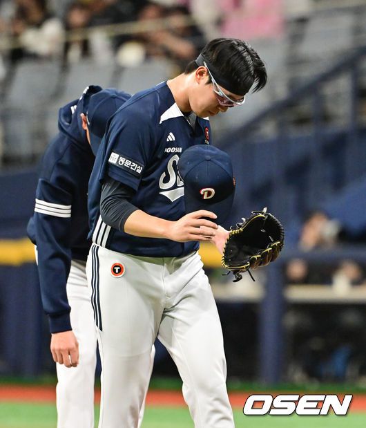 [OSEN=고척, 박준형 기자] 23일 오후 서울 고척스카이돔에서 ‘2025 신한 SOL BANK KBO리그’ 키움 히어로즈와 두산 베어스의 경기가 진행됐다.이날 키움은 김윤하를, 두산은 김유성을 선발투수로 내세웠다.4회말 벤치클리어링 이후 두산 김유성이 강판되고 있다   2025.04.23 / soul1014@osen.co.kr