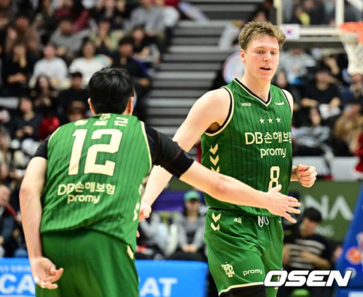 [OSEN=수원, 지형준 기자] 19일 오후 수원 KT 소닉붐 아레나에서 2025-2026 LG전자 프로농구 수원 KT와 원주 DB의 경기가 열렸다.KT는 11승 11패(6위), DB는 12승 9패(4위)를 기록중이다.3쿼터 DB 엘런슨이 득점에 성공하며 정효근과 기뻐하고 있다. 2025.12.19 /jpnews@osen.co.kr