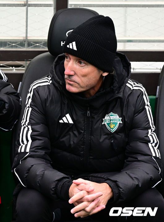 [OSEN=상암월드컵경기장, 조은정 기자] 2025 하나은행 코리아컵 전북FC와 광주FC의 결승전이 6일 서울 마포구 서울월드컵경기장에서 열렸다.시민구단 광주는 사상 첫 코리안컵 우승에 도전, 전북은 올해 K리그1 우승에 이어 두 번째 더블을 노린다.전북 타노스 코치가 벤치를 지키고 있다. 2025.12.06 /cej@osen.co.kr