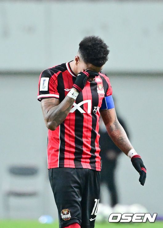 [OSEN=서월월드컵경기장, 박준형 기자] 제시 린가드(33, 서울)의 라스트 댄스는 무승부로 끝났다.FC서울은 10일 오후 서울월드컵경기장에서 2025~2026시즌 아시아축구연맹(AFC) 챔피언스리그 엘리트(ACLE) 리그 스테이지에서 린가드의 선제골이 터졌지만 지키지 못하고 멜버른 시티와 1-1로 비겼다.서울(2승3무1패, 승점 9)은 5위로 밀렸다. 멜버른 스티(3승1무2패, 승점 10점)는 4위다.경기종료 후 FC서울 린가드 고별행사에서 린가드가 눈물을 보이고 있다.  2025.12.10 / soul1014@osen.co.kr