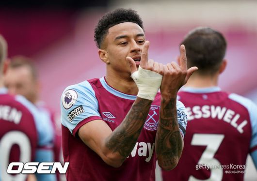 [OSEN=서월월드컵경기장, 박준형 기자] 제시 린가드(33, 서울)의 라스트 댄스는 무승부로 끝났다.FC서울은 10일 오후 서울월드컵경기장에서 2025~2026시즌 아시아축구연맹(AFC) 챔피언스리그 엘리트(ACLE) 리그 스테이지에서 린가드의 선제골이 터졌지만 지키지 못하고 멜버른 시티와 1-1로 비겼다.서울(2승3무1패, 승점 9)은 5위로 밀렸다. 멜버른 스티(3승1무2패, 승점 10점)는 4위다.경기종료 후 FC서울 린가드 고별행사에서 FC서울 서포터즈가 린가드를 응원하는 현수막을 들고 응원 펼치고 있다.  2025.12.10 / soul1014@osen.co.kr