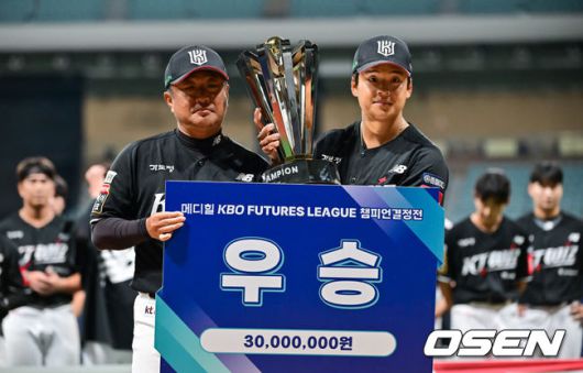 [OSEN=고척, 박준형 기자]  퓨처스리그 최강팀이 KT의 마법에 무너졌다.김호 감독이 이끄는 KT 위즈 퓨처스팀은 1일 서울 고척스카이돔에서 열린 2025 KBO 퓨처스리그 상무와의 챔피언결정전에서 10-5로 승리했다.시상식에서 KT 김호 감독과 강민성이 포즈를 취하고 있다.   2025.10.01 / soul1014@osen.co.kr