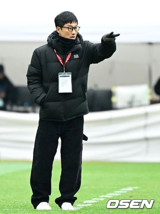 [OSEN=상암월드컵경기장, 조은정 기자] 전북현대가 끝내 정상에 섰다. 연장전 혈투 끝에 광주FC를 2-1로 꺾고 2025 하나은행 코리아컵 우승을 차지했다. 120분 동안 퇴장·부상·논란 상황이 뒤섞인 결승전이었지만, 마지막에 웃은 팀은 전북이었다.전북현대는 6일 오후 1시 30분 서울월드컵경기장에서 열린 2025 하나은행 코리아컵 결승전에서 광주FC와 맞붙어 2-1로 승리했다.광주 이정효 감독이 작전을 지시하고 있다. 2025.12.06 /cej@osen.co.kr